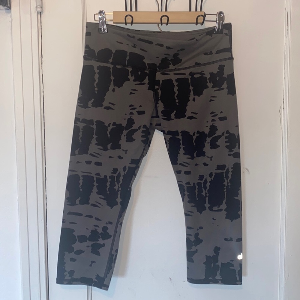 ALO yoga cropped leggings blot tie dye